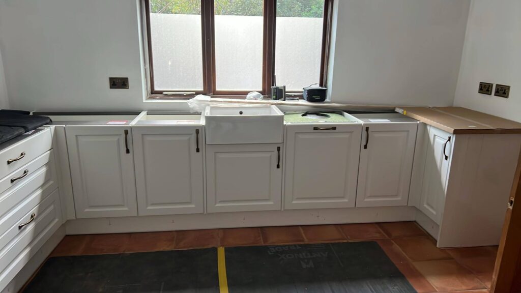 Start of fitting the worktops