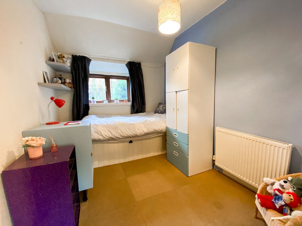 Bedroom III with box-bed screwed to the outside wall